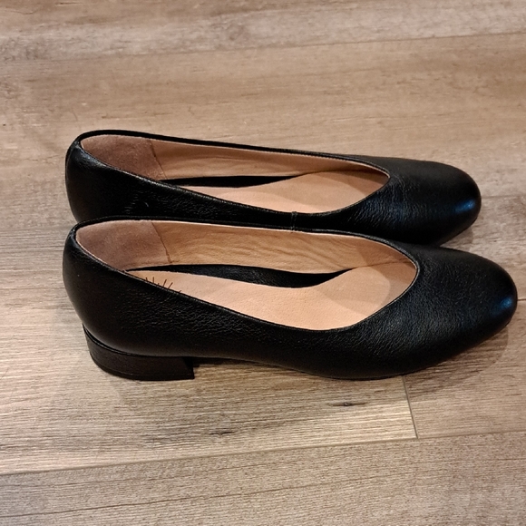 Brioso Women's Classic Black Loafers - Picture 3 of 9